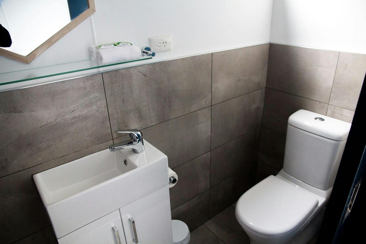 Budget Couples - Bathroom