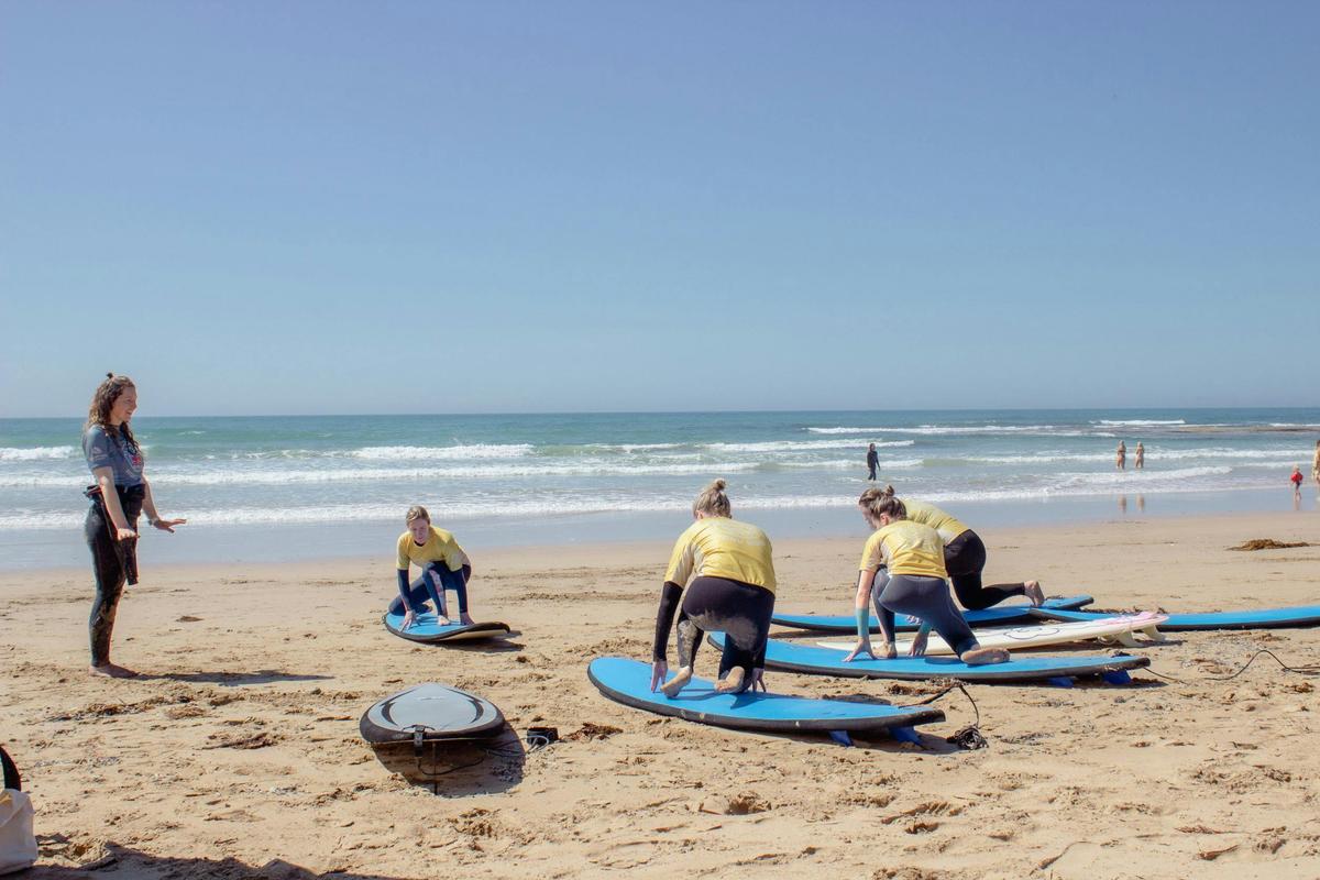 A beginners group learning the technique on the beach before heading out.
