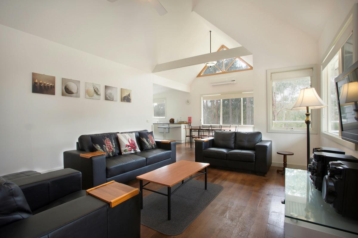 Kookaburra Cottage - Lounge/Dining room