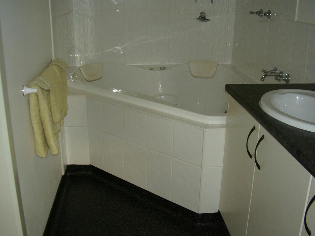 2 person spa in Blue Wren cottage