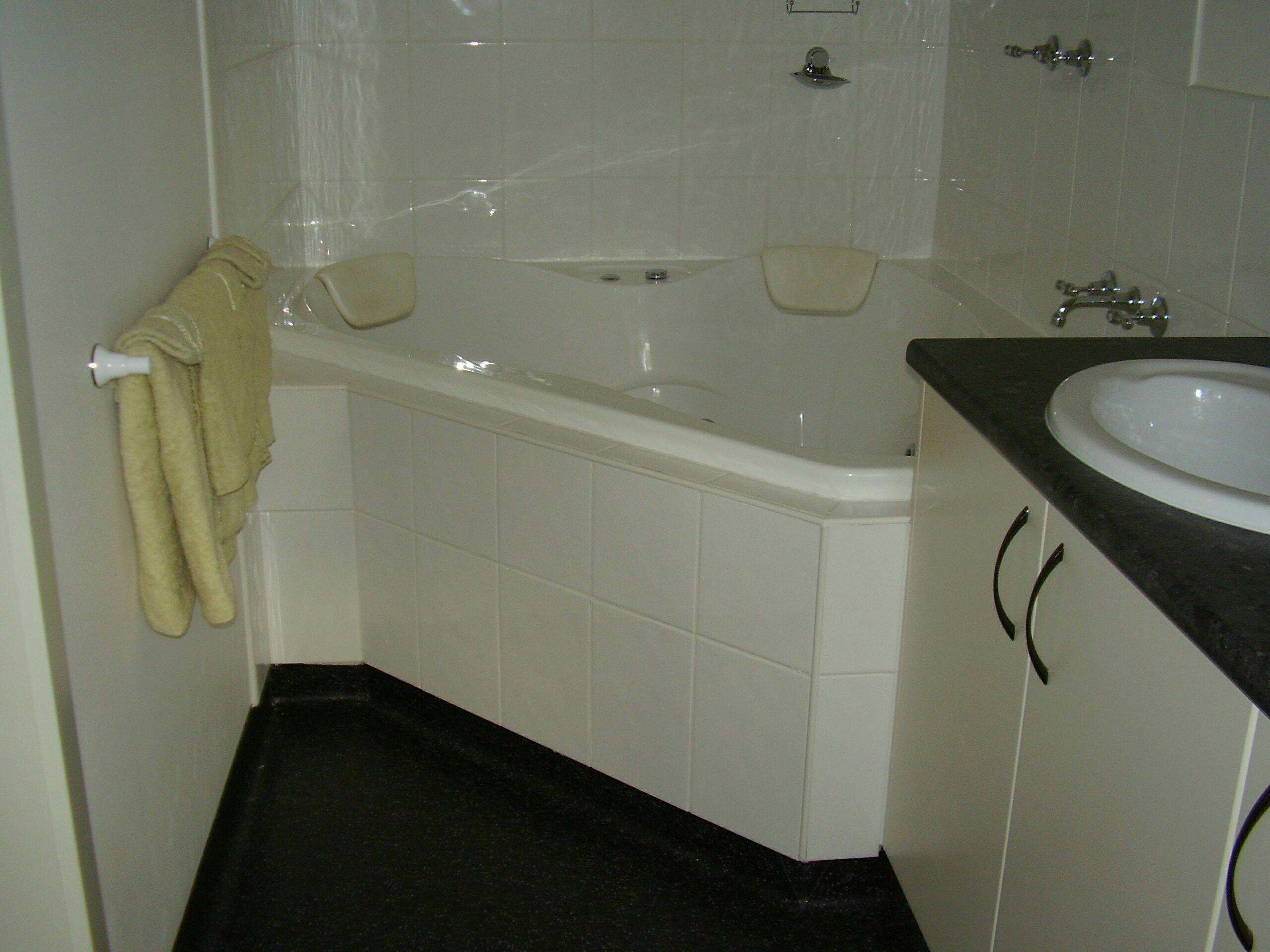 2 person spa in Blue Wren cottage