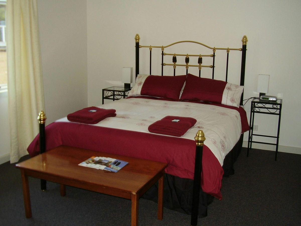 Master Bedroom - Kookaburra cottage