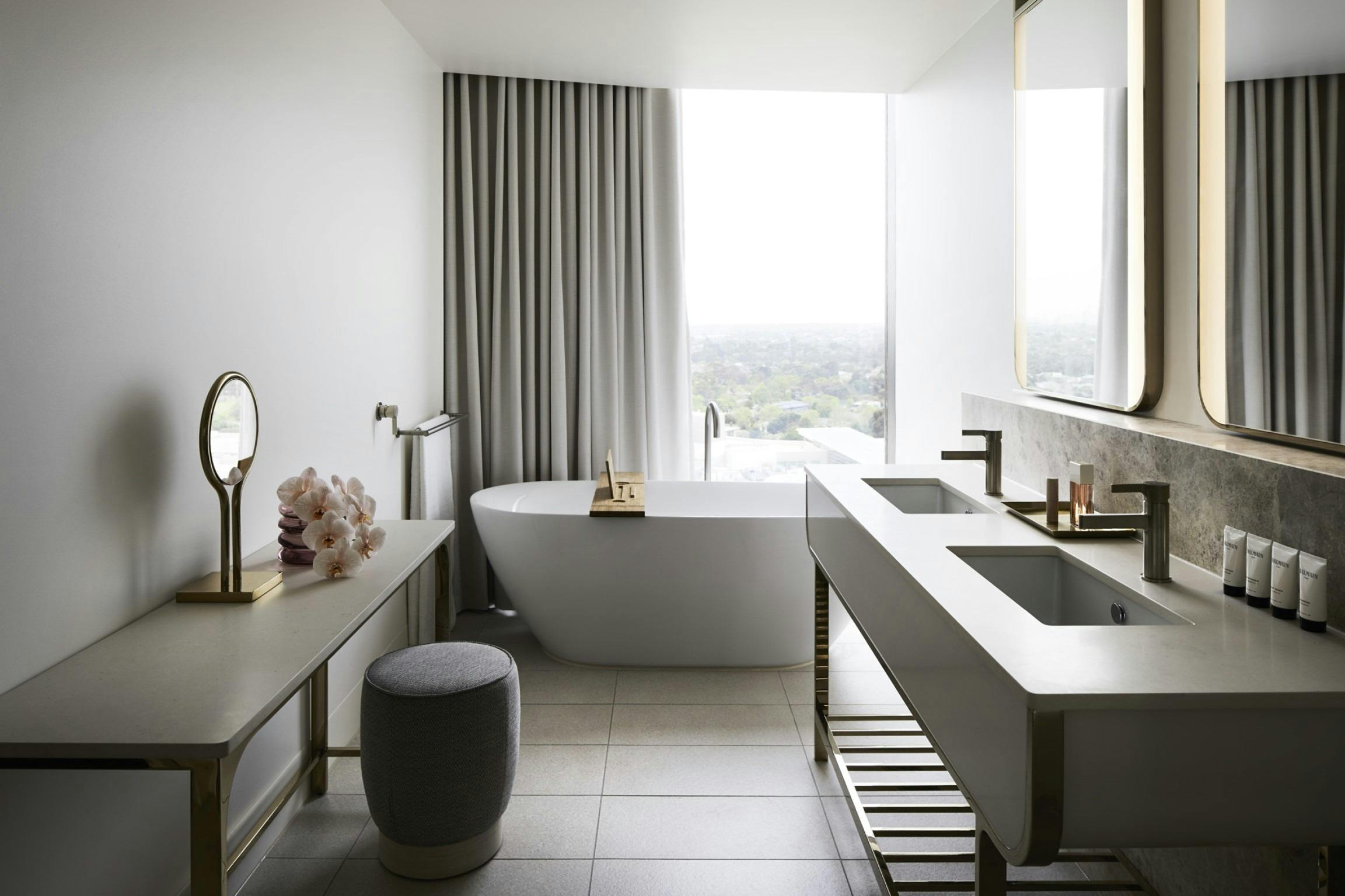 Deluxe Suite Bathroom