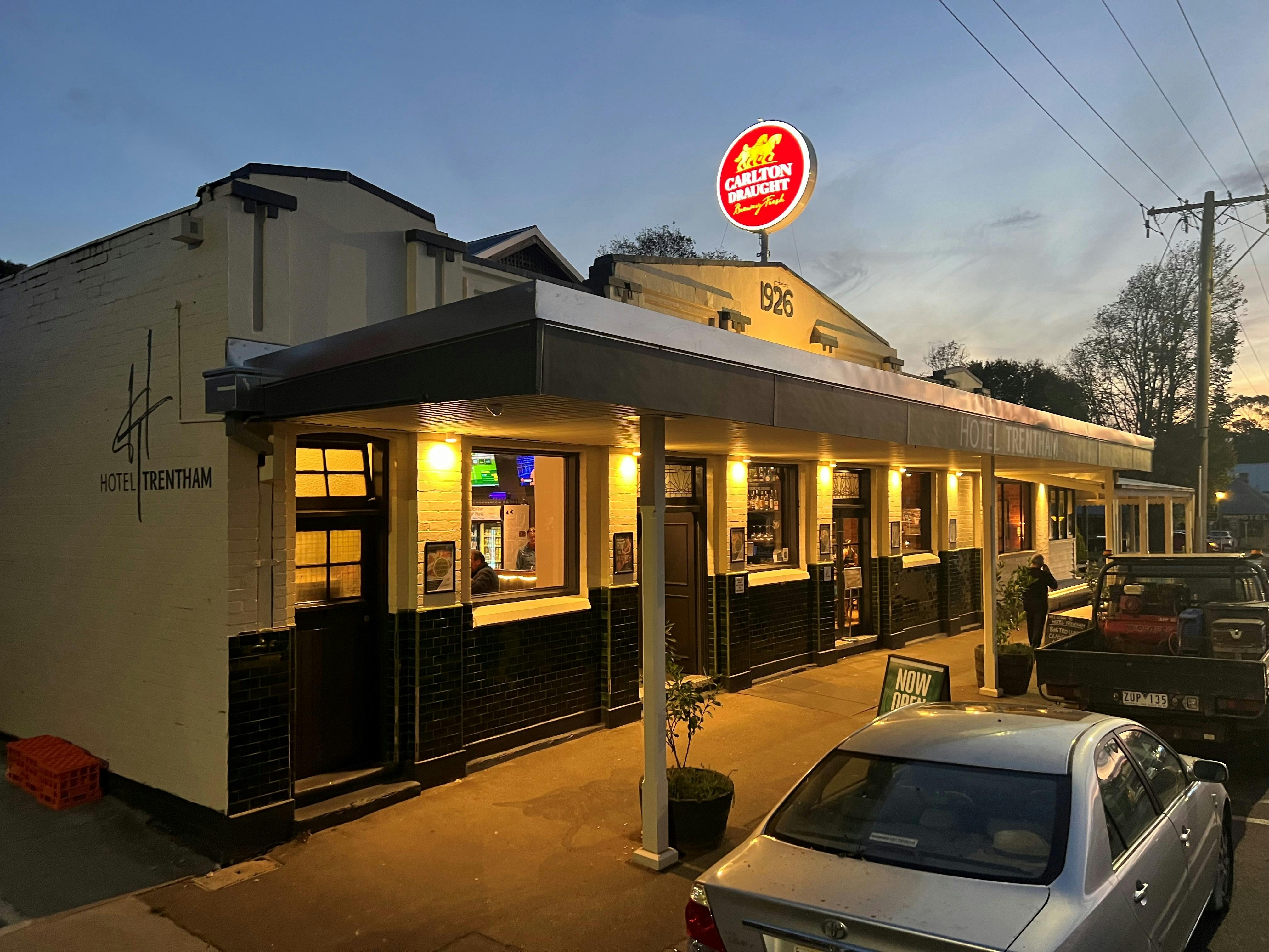 Hotel Trentham at night