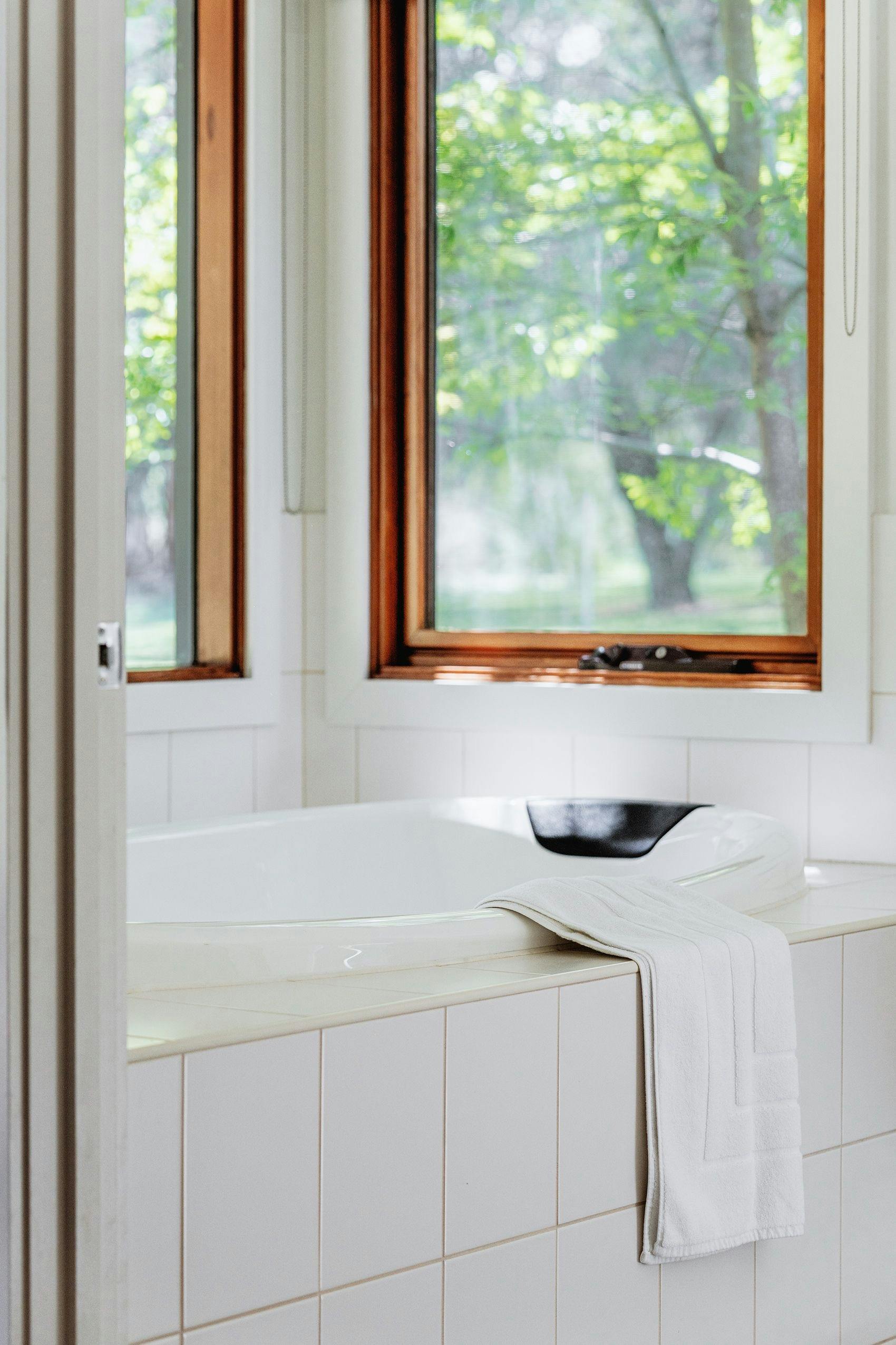 Couples Spa with view to the Delatite River