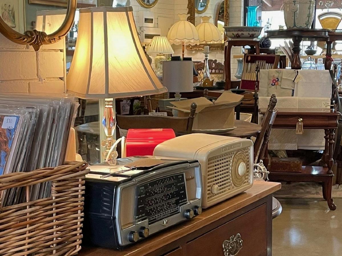 Vintage radios for sale  intherightspace