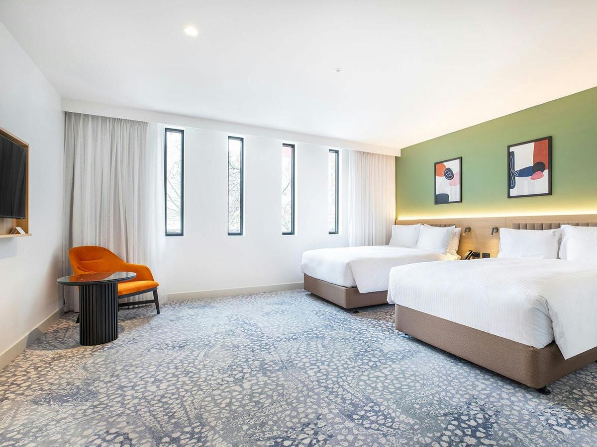 Holiday Inn Dandenong Premium Twin Guestroom
