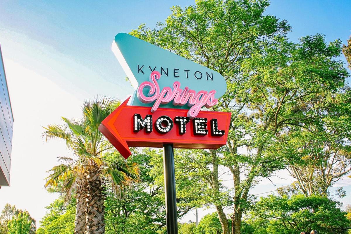 Street sign for the Kyneton Springs Motel
