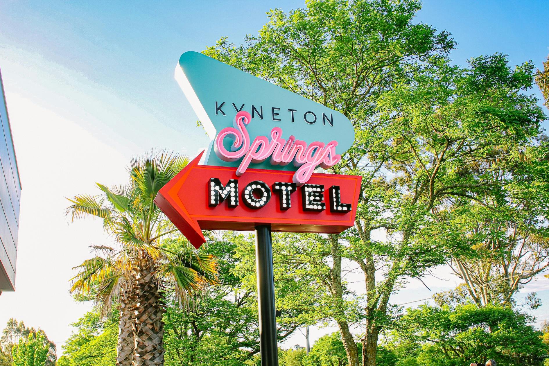 Street sign for the Kyneton Springs Motel