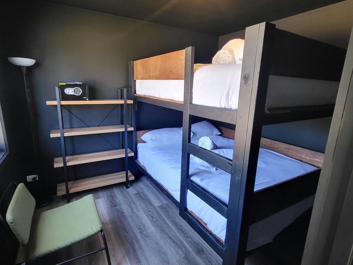 Cozy bedroom with bunk beds at Cabin 14, Kangaroo Lake Hotel Motel