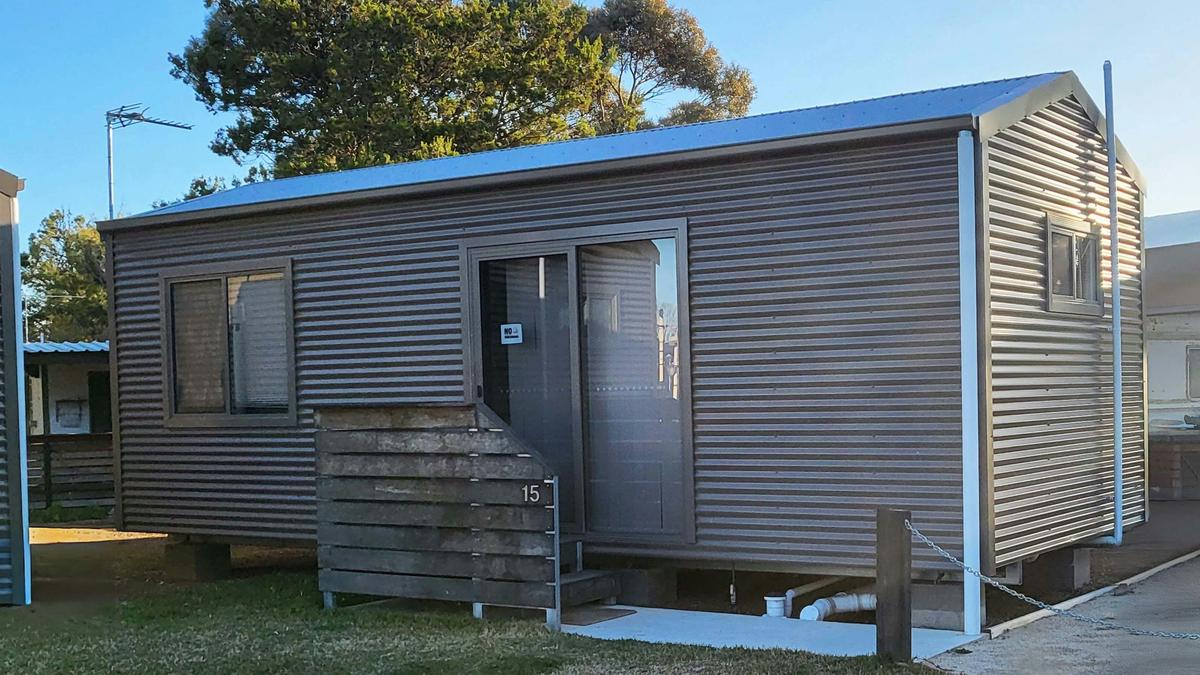 The modern exterior of Cabin 15 at Kangaroo Lake Hotel Motel