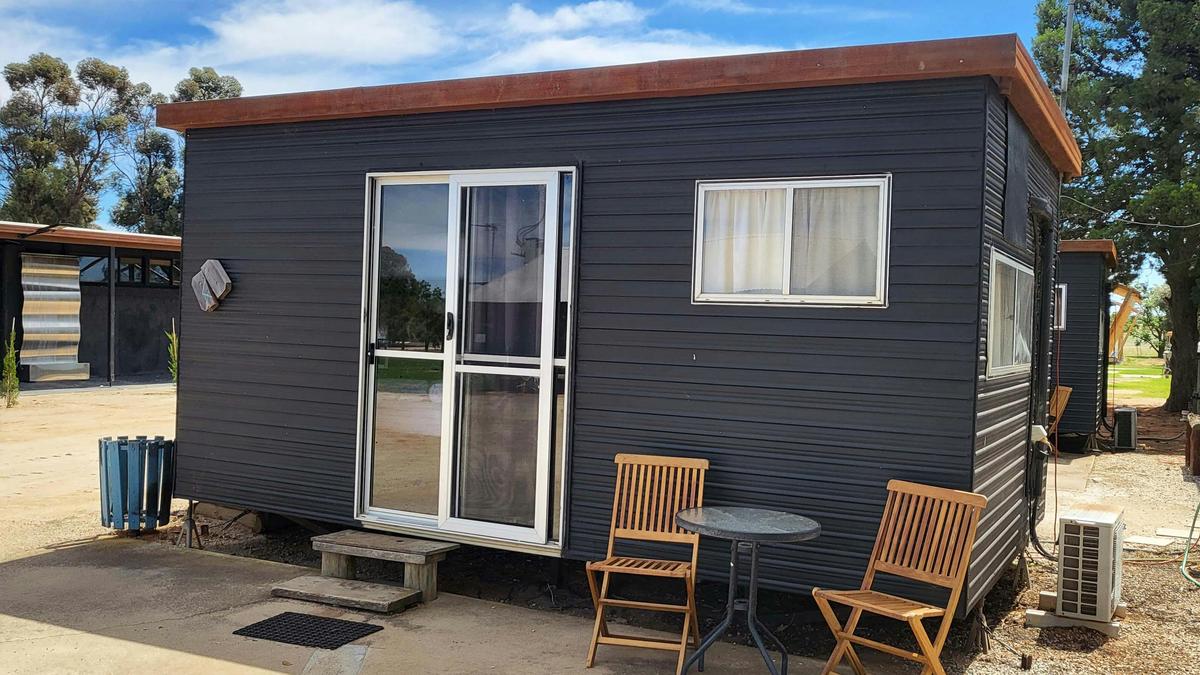 Cabin 4 at Kangaroo Lake Hotel Motel, featuring a cozy outdoor seating area