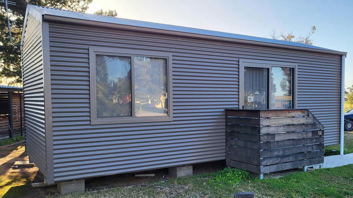 Cabin 14 at Kangaroo Lake Hotel Motel with a modern corrugated design
