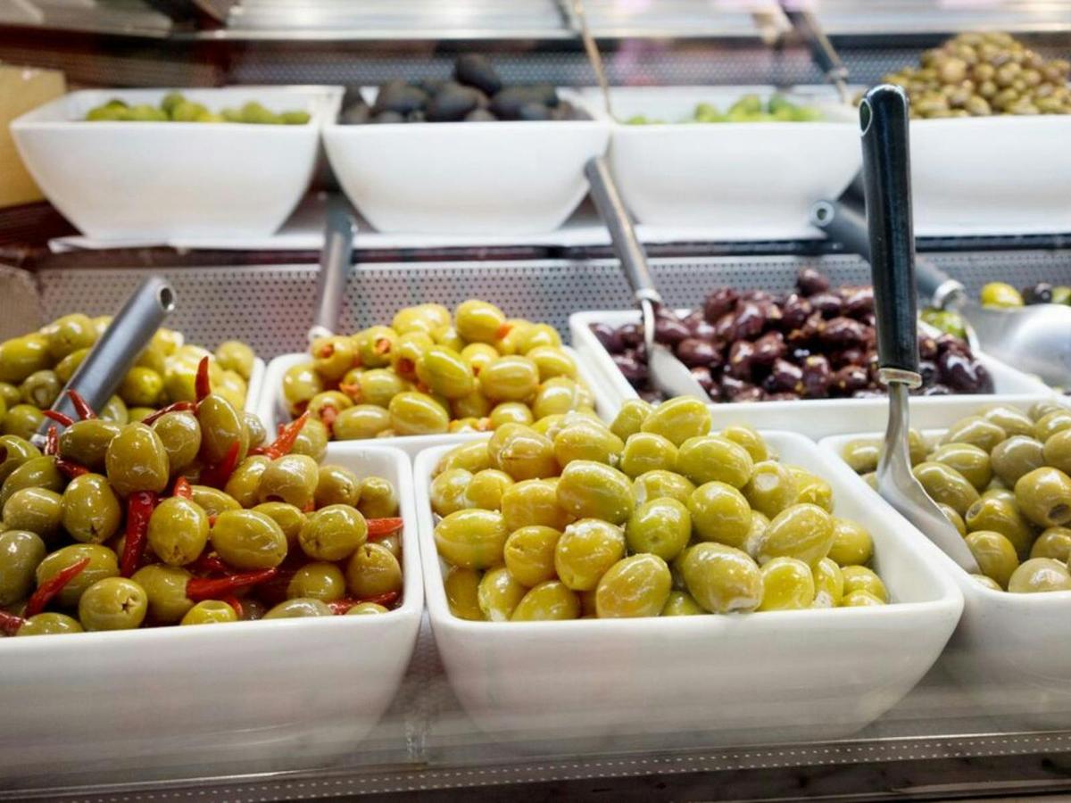 Australia_Melbourne_markets_olives_food