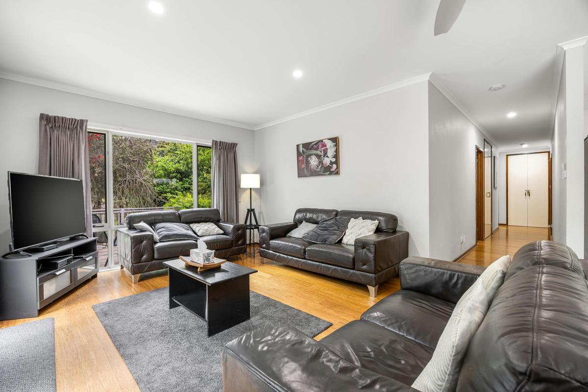 Kookaburra Retreat - Living room with Smart TV and XBOX 360