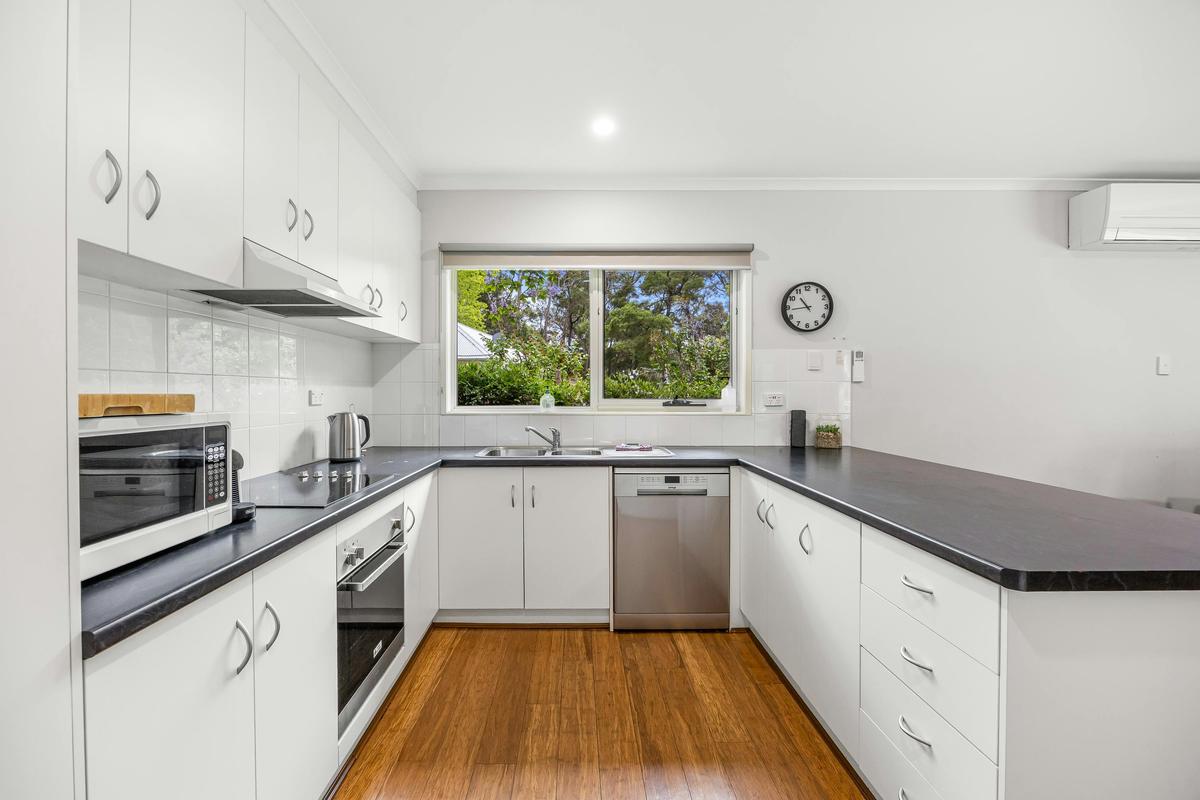 Kookaburra Retreat - Full kitchen with oven and dishwasher
