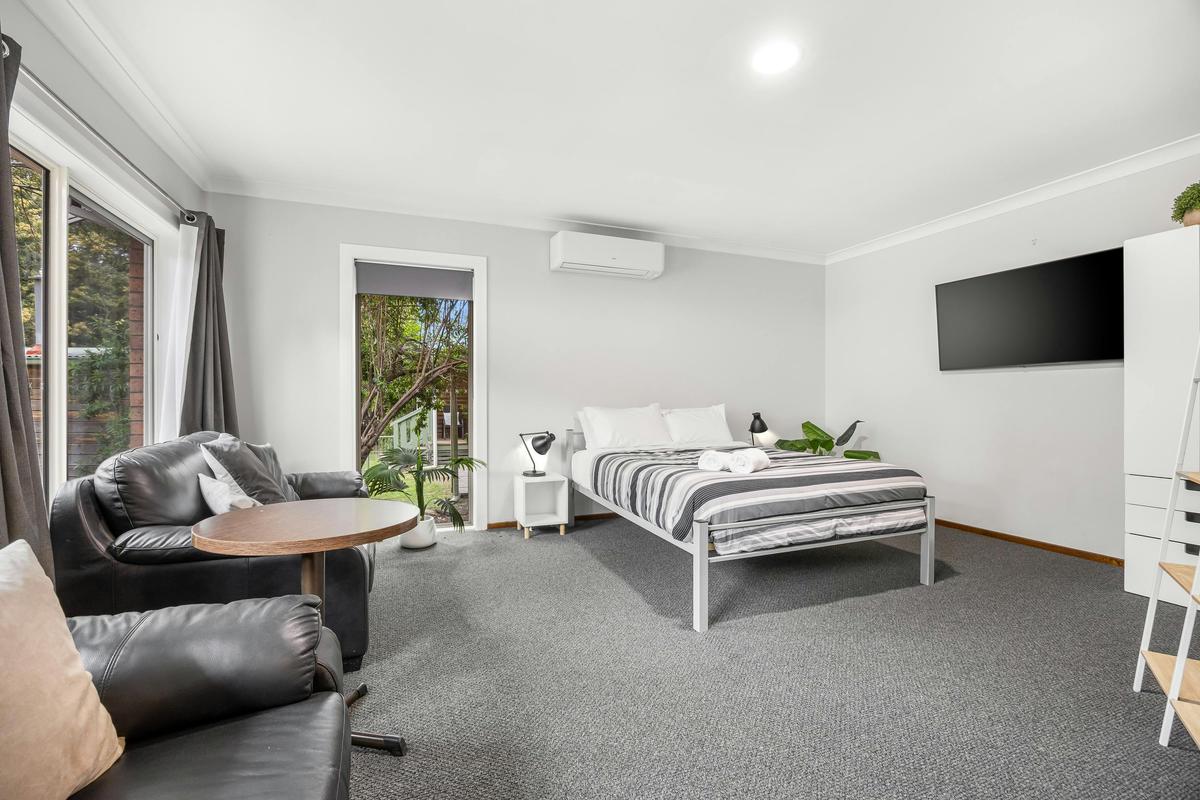 Kangaroo House Master Bedroom - queen bed