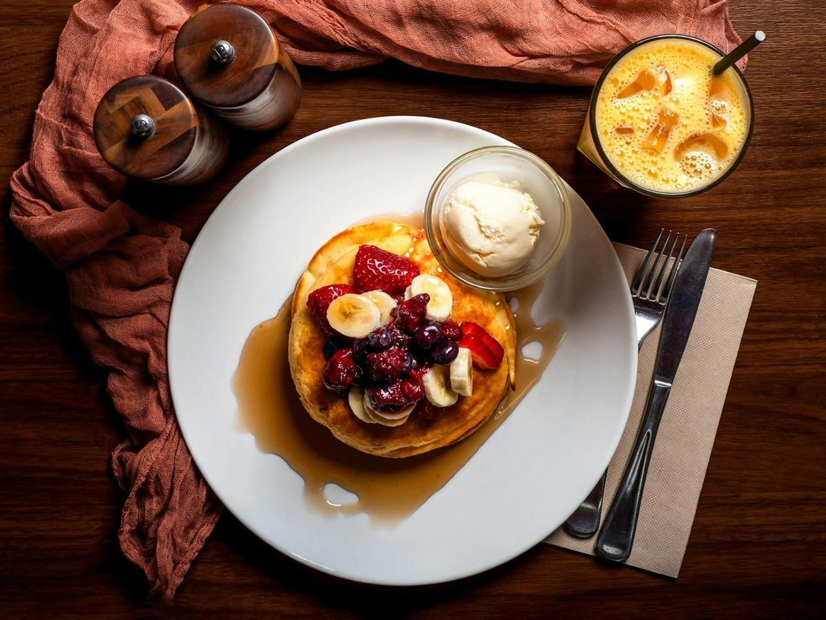 Breakfast overlooking Lake Wendouree is the perfect way to start the day.