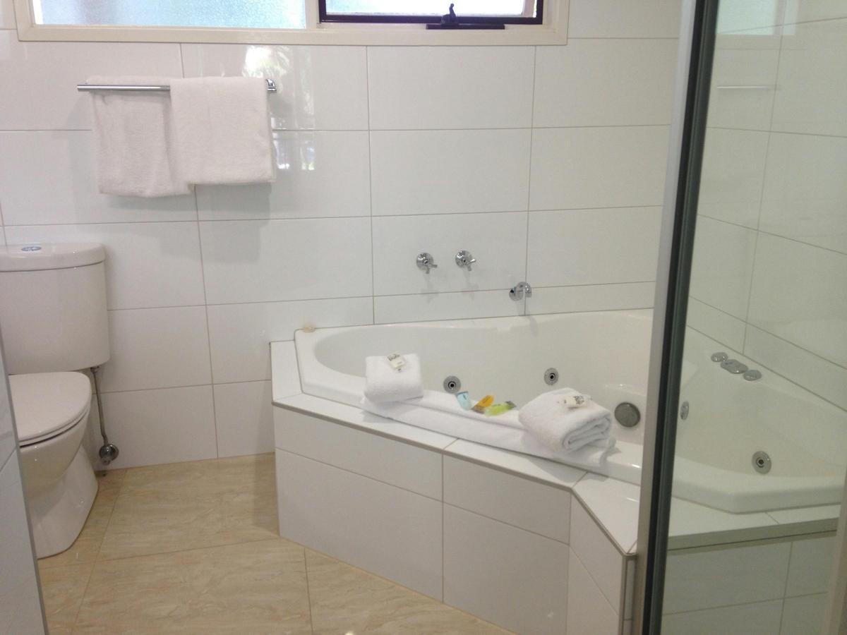 Queen Spa Room