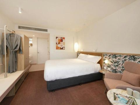 Kar-Rama Hotel Superior King Room with double bed and lights