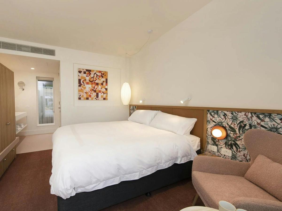 Kar-Rama Hotel Superior King Room with double bed and lights