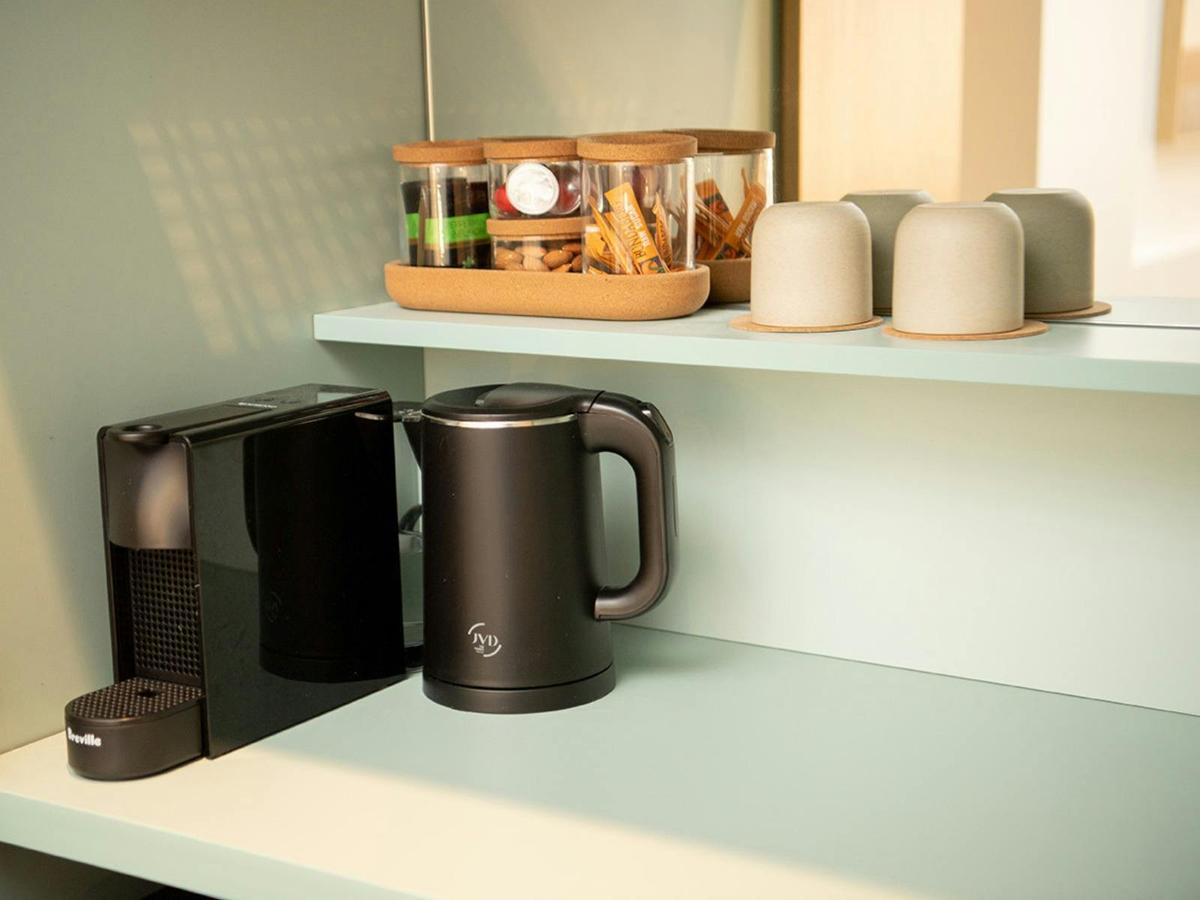 Kar-Rama Hotel Executive King Terrace with espresso machine, kettle and cups