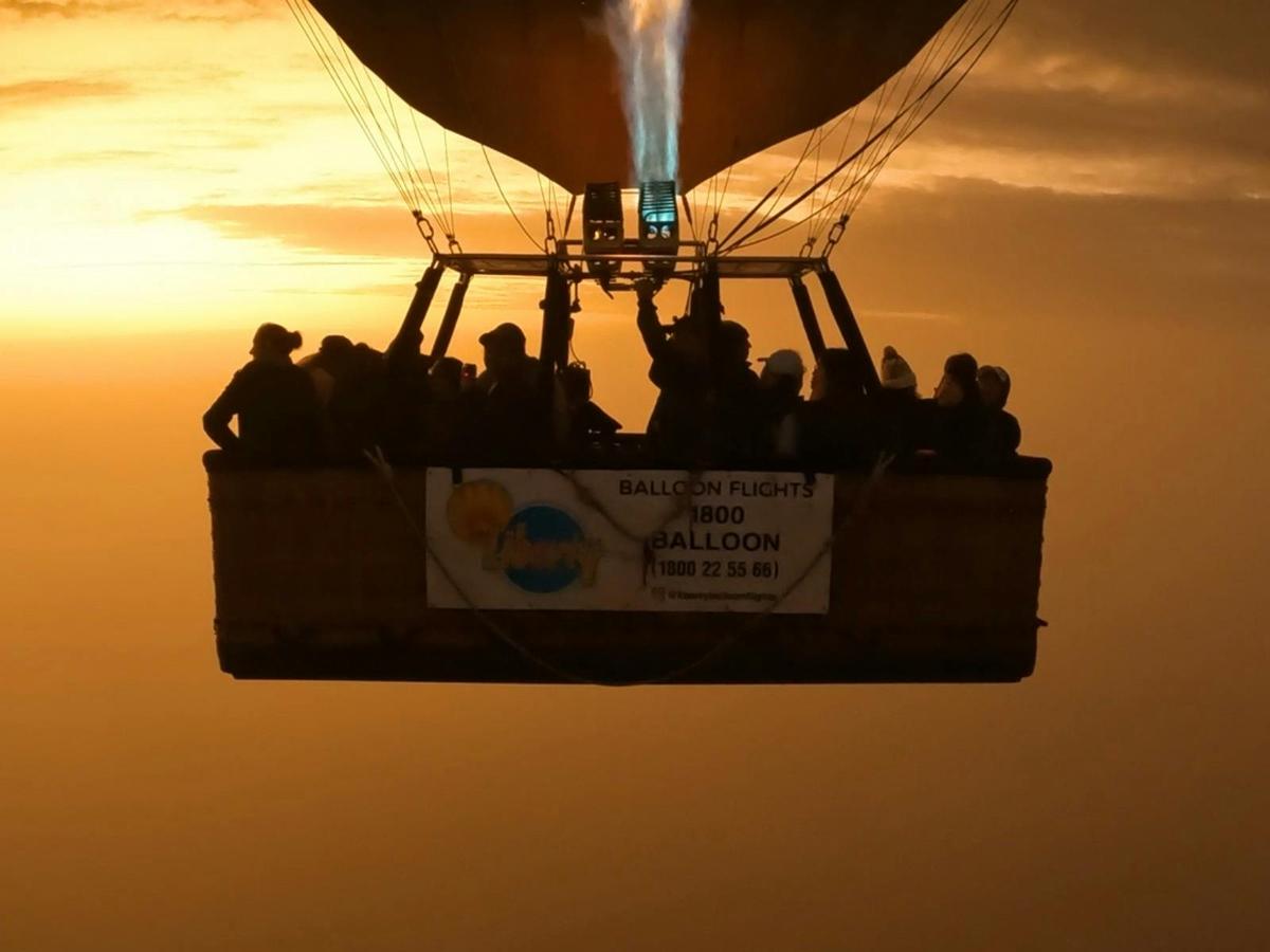 Ballooning in Yarra Valley including Melbourne City Transfer and Breakfast