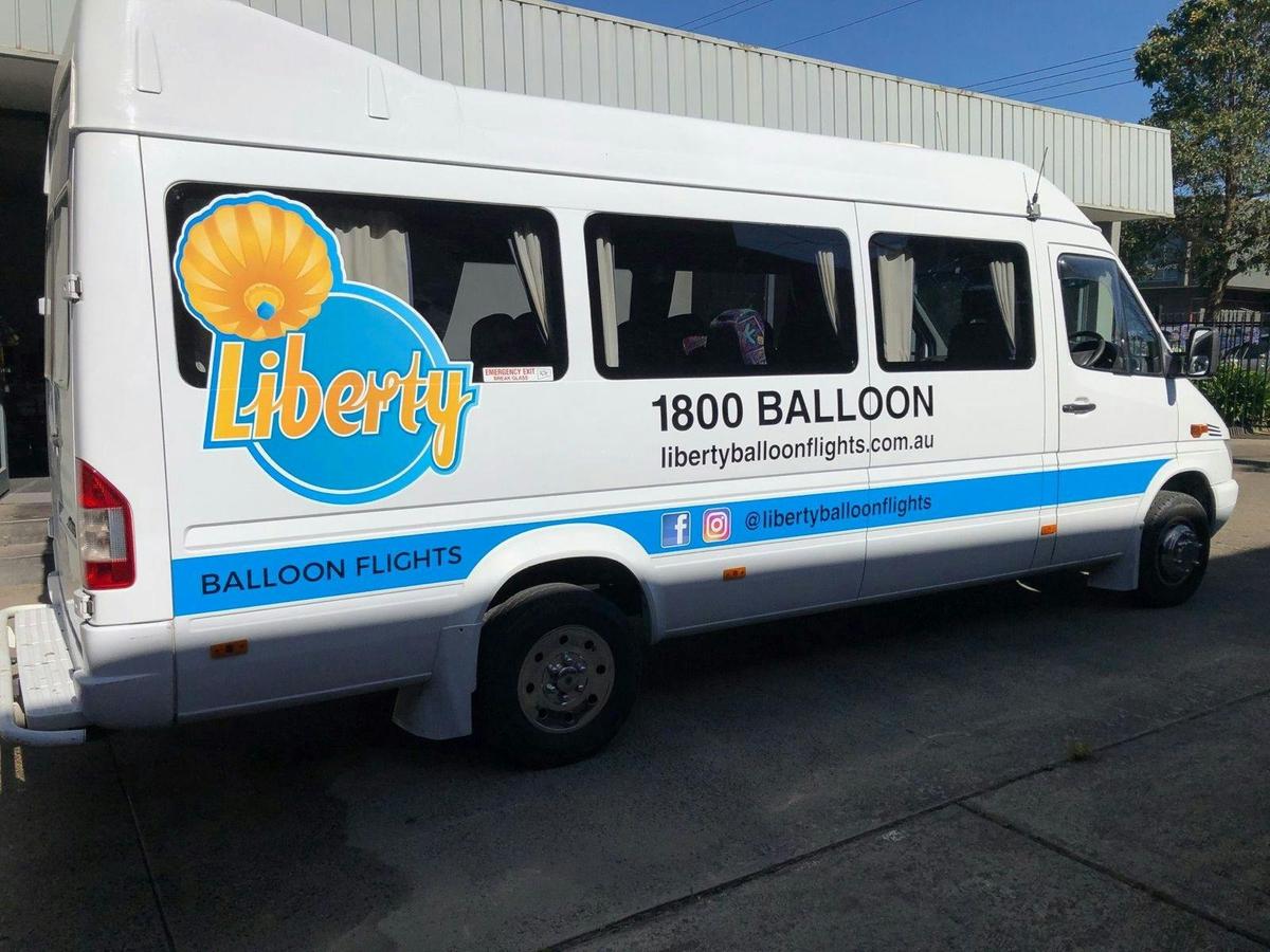 Convenient balloon transfer service with bus arriving at the meeting point