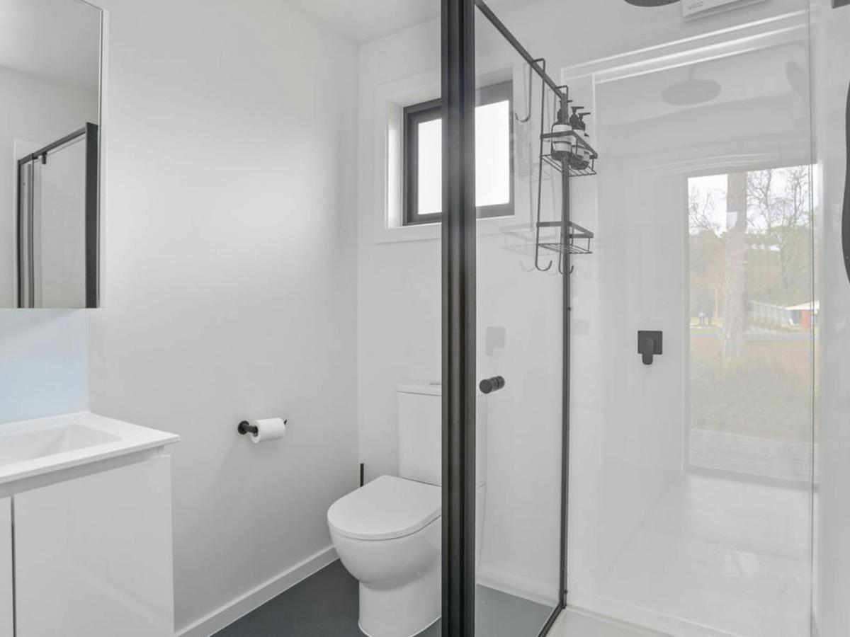 Lakeview Studio Cabin Bathroom