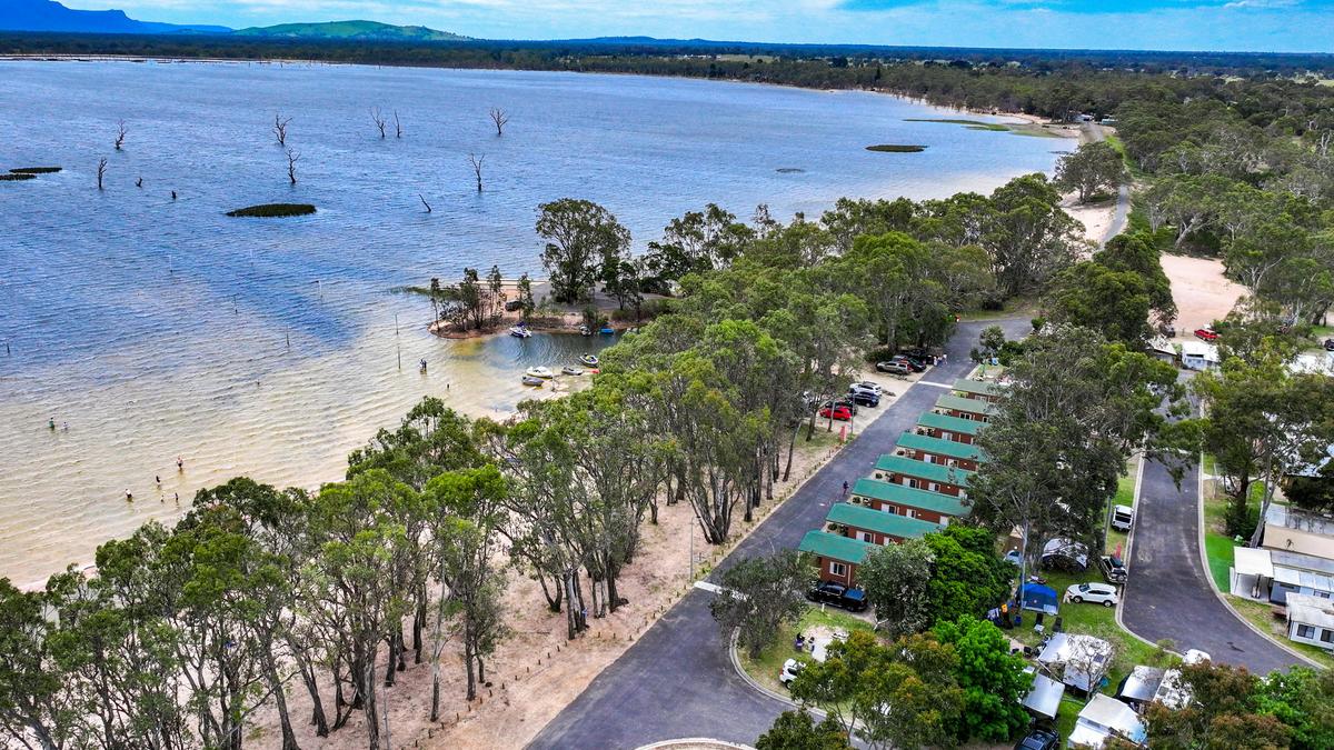 Lakefront cabins, camping and caravan sites at Lake Fyans in the stunning Grampians region.