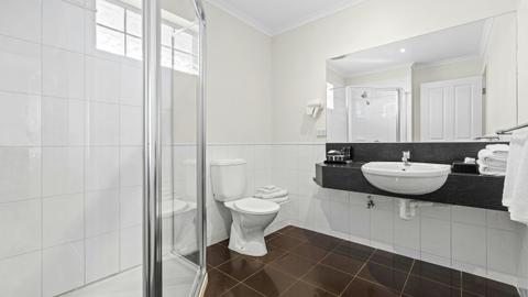 Bathroom - 2 bedroom Apartment