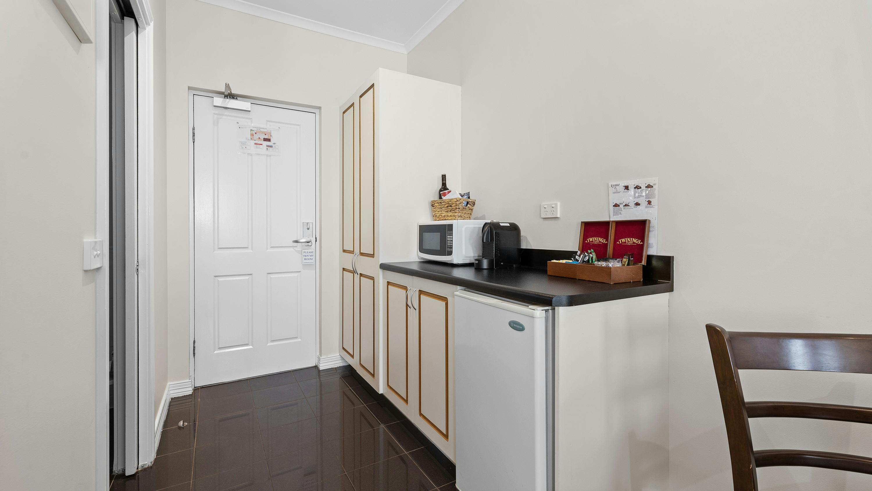 Executive Queen Kitchenette