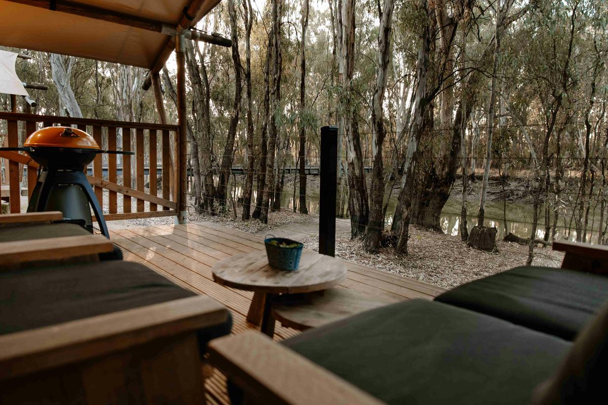 Koondrook Glamping Retreat BBQ and Deck