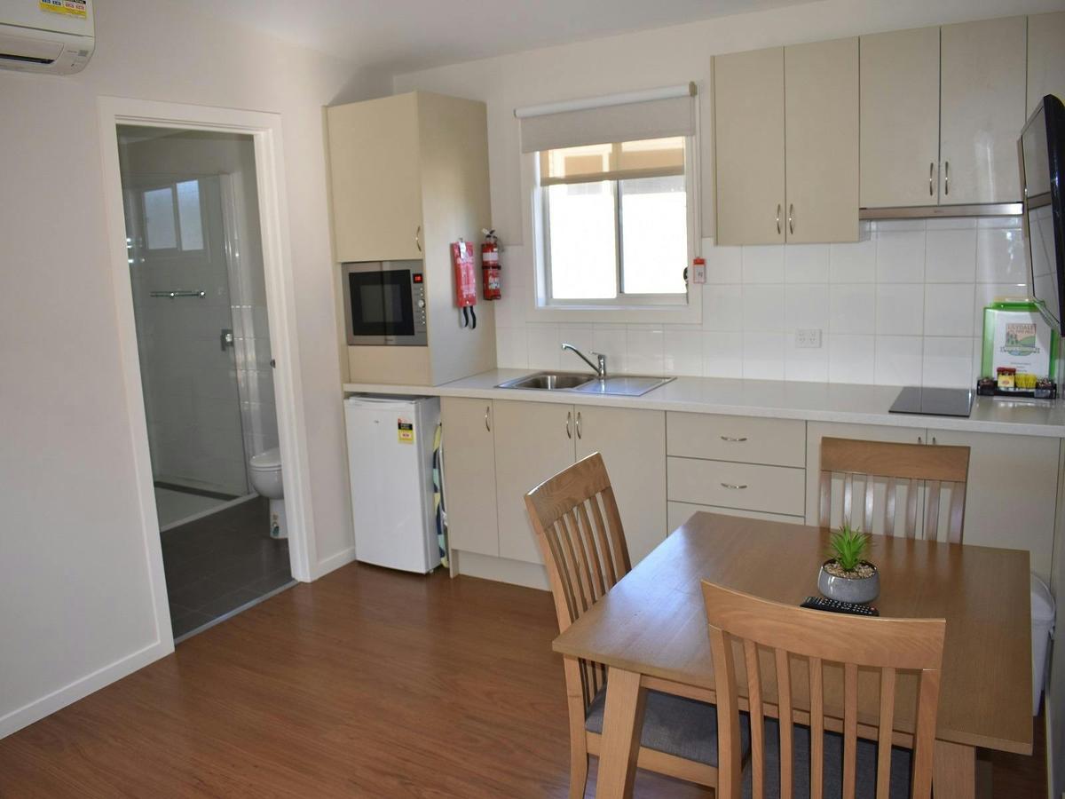 2 Bed Studio Cabin - Kitchen / Dining