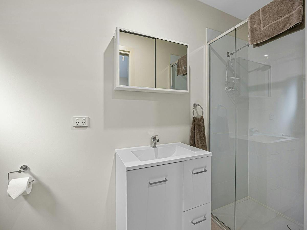 1 Bed Studio Cabin - Bathroom