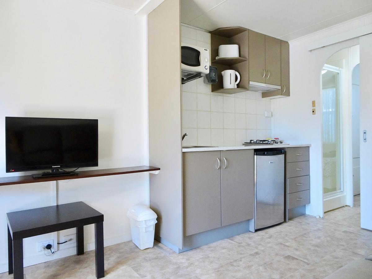 Lounge & Kitchenette