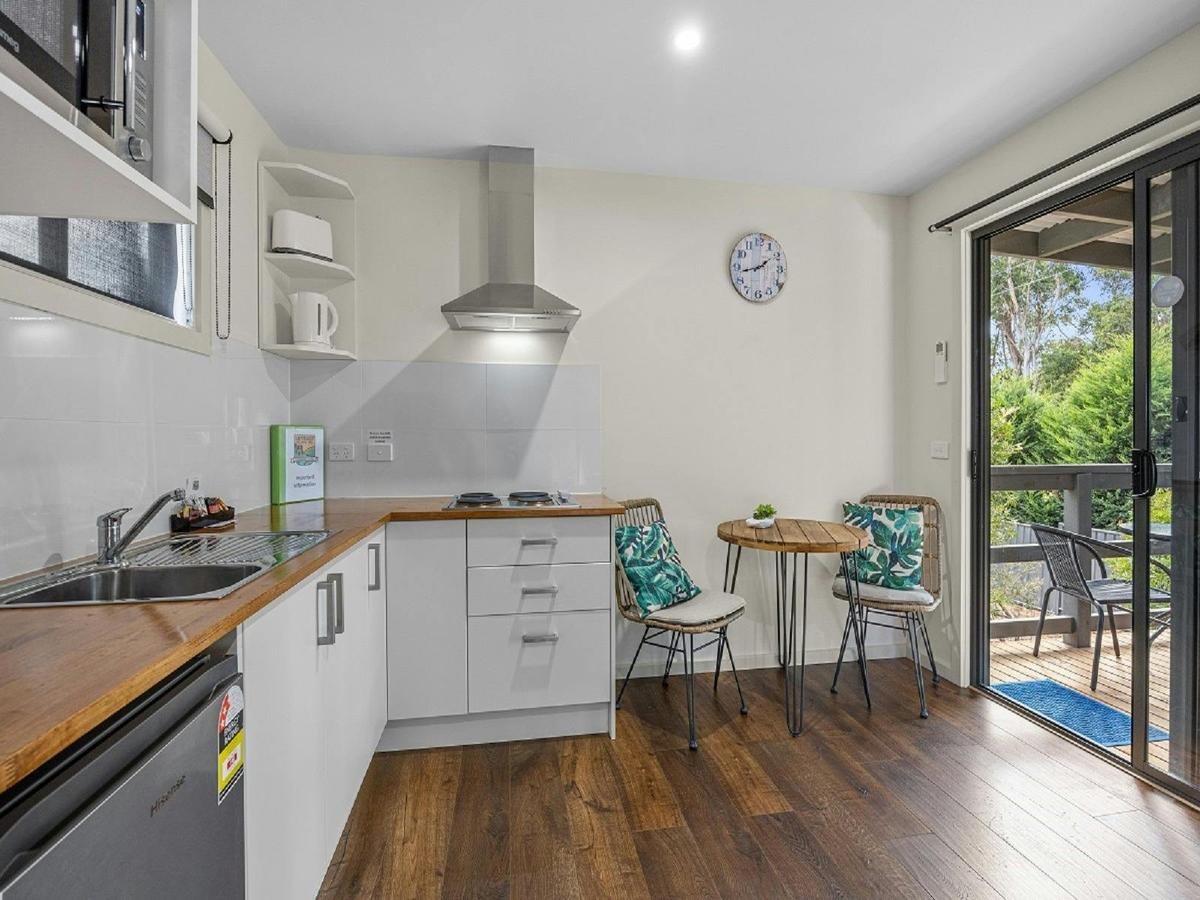 1 Bed Studio Cabin - Kitchen / Dining