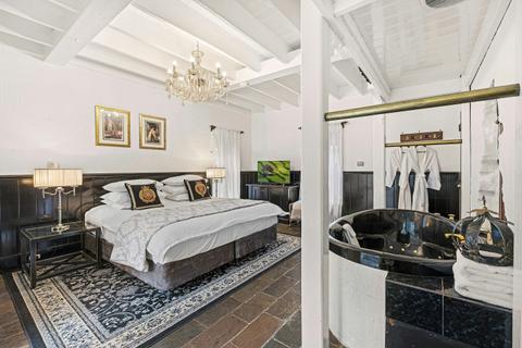 King Arthur Suite
