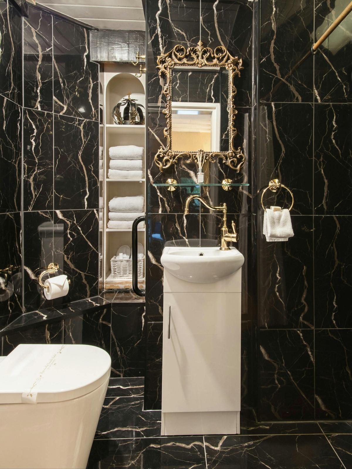 King Arthur Suite's Black Marbled Bathroom
