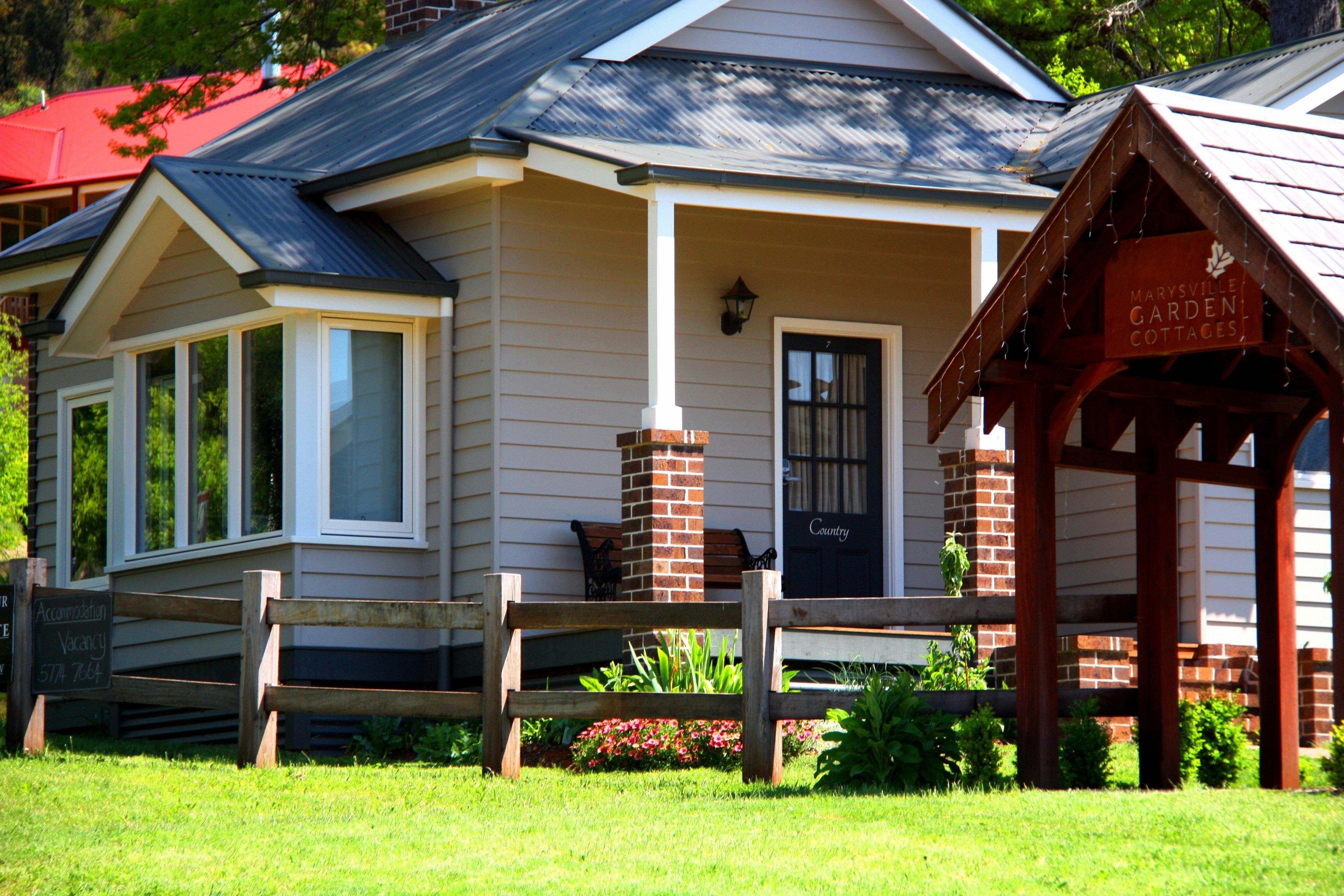 Country Cottage - Street view