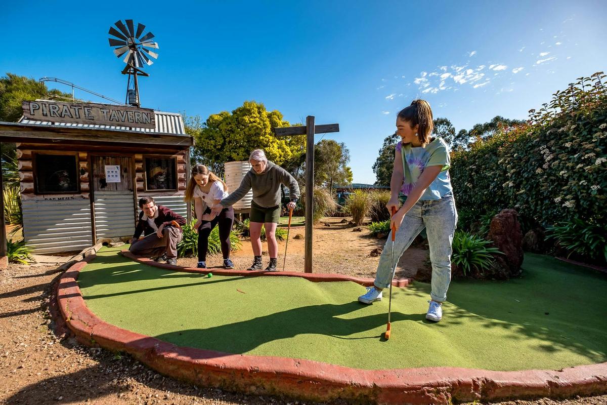 Mini-golf