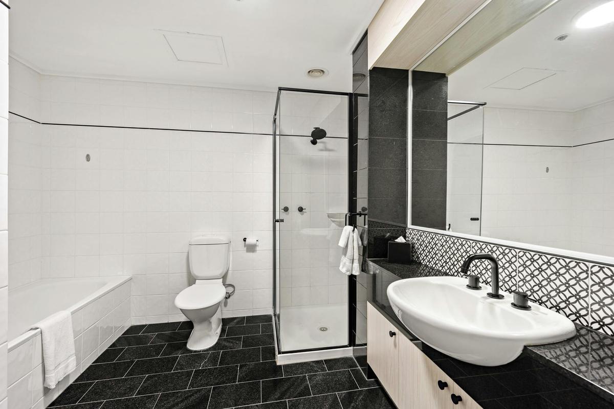 Ensuite Bathroom with Seperate Shower and Bath