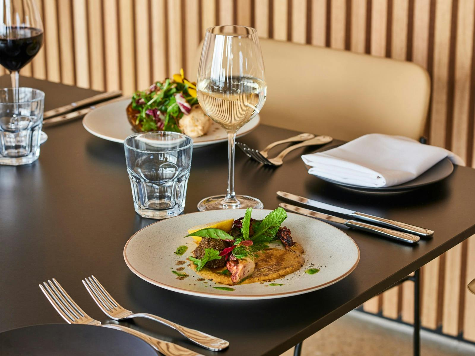 Lonsdale Links, Lago Restaurant