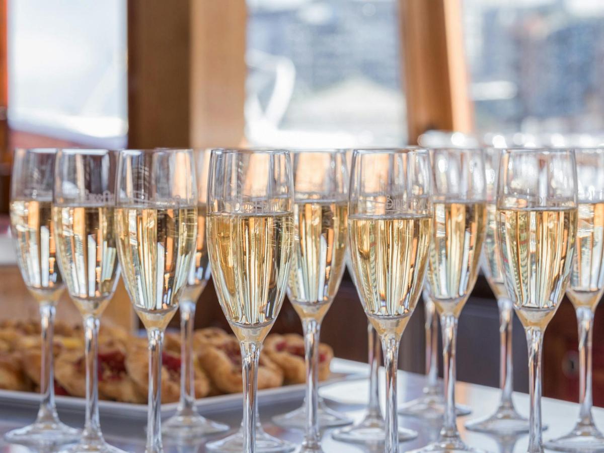 Enjoy a scenic cruise to the Melbourne Cup at Flemington