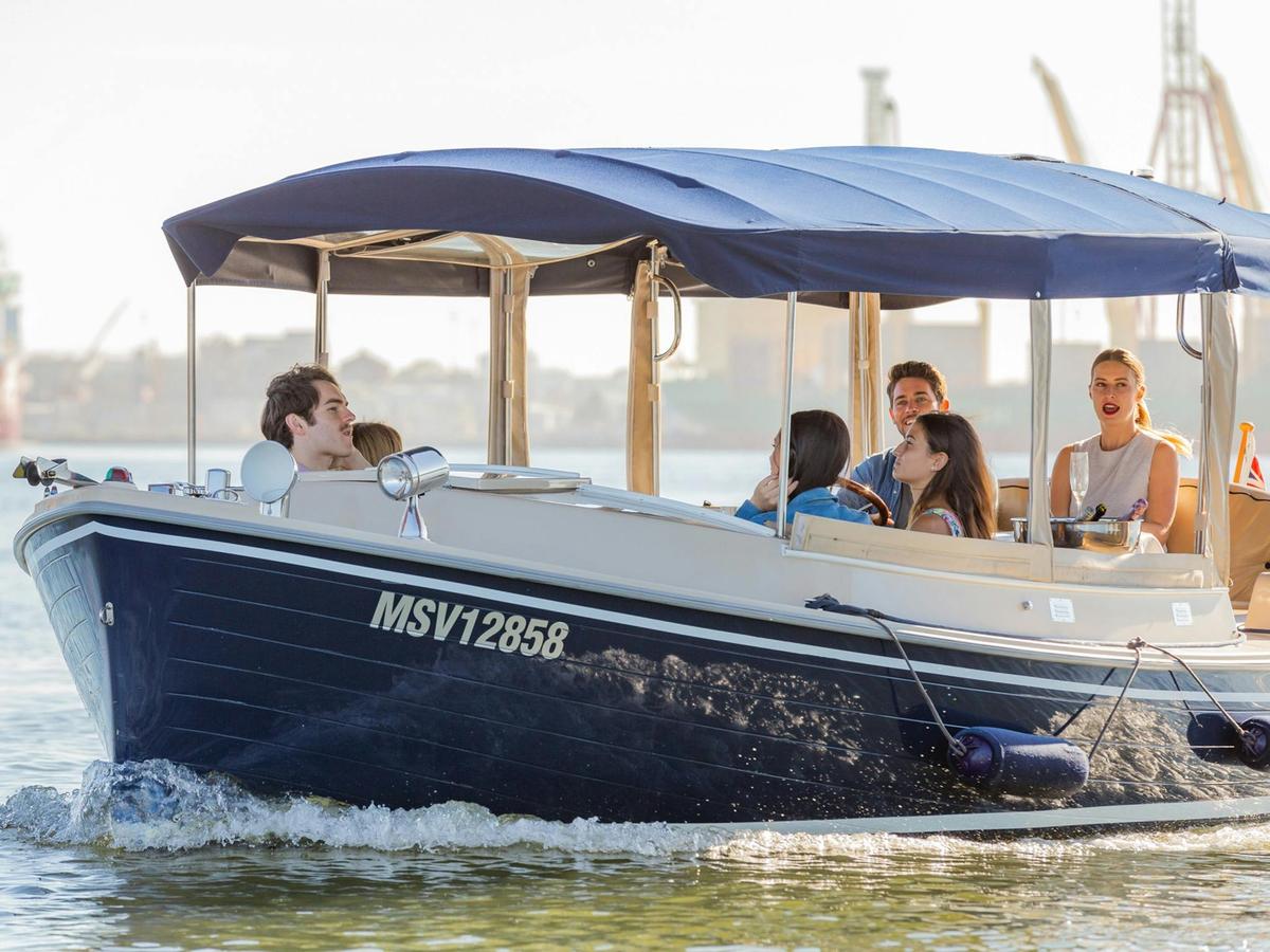 Family cruises on the Yarra River