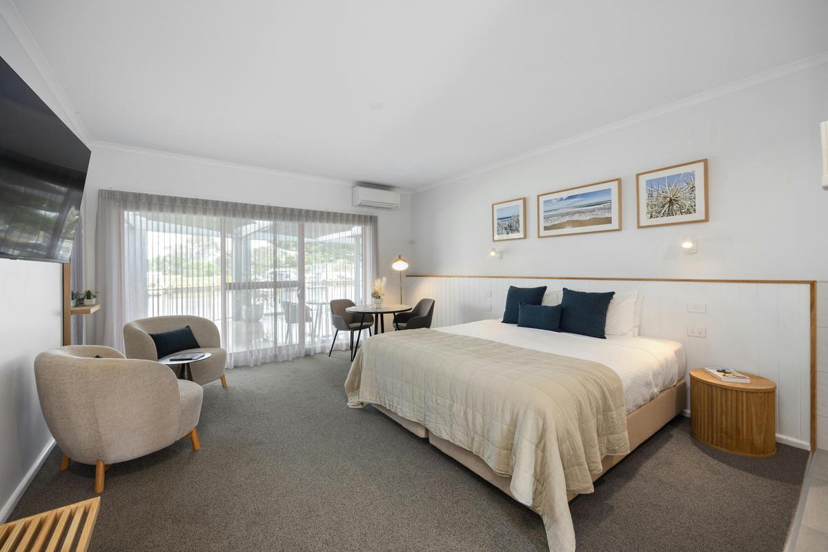 King waterfront motel room