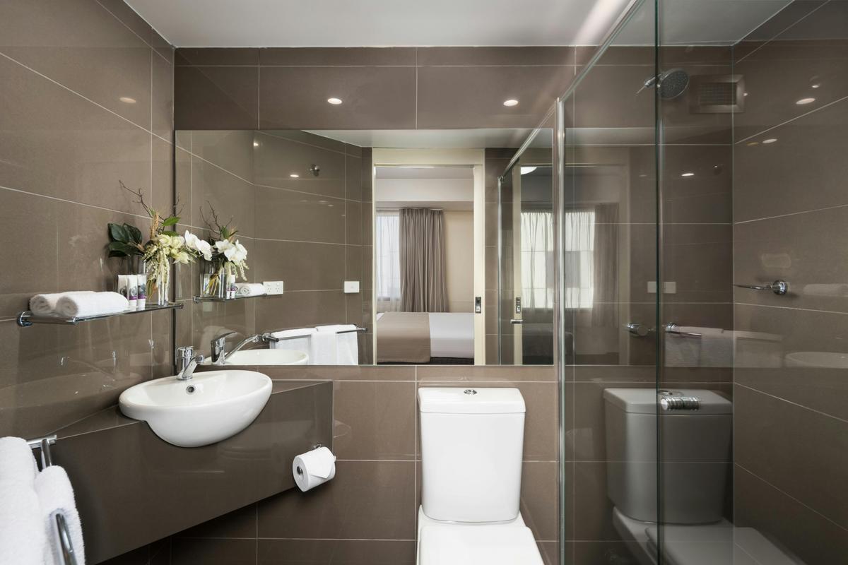 Superior 2 Queen Room Mercure Welcome Bathroom