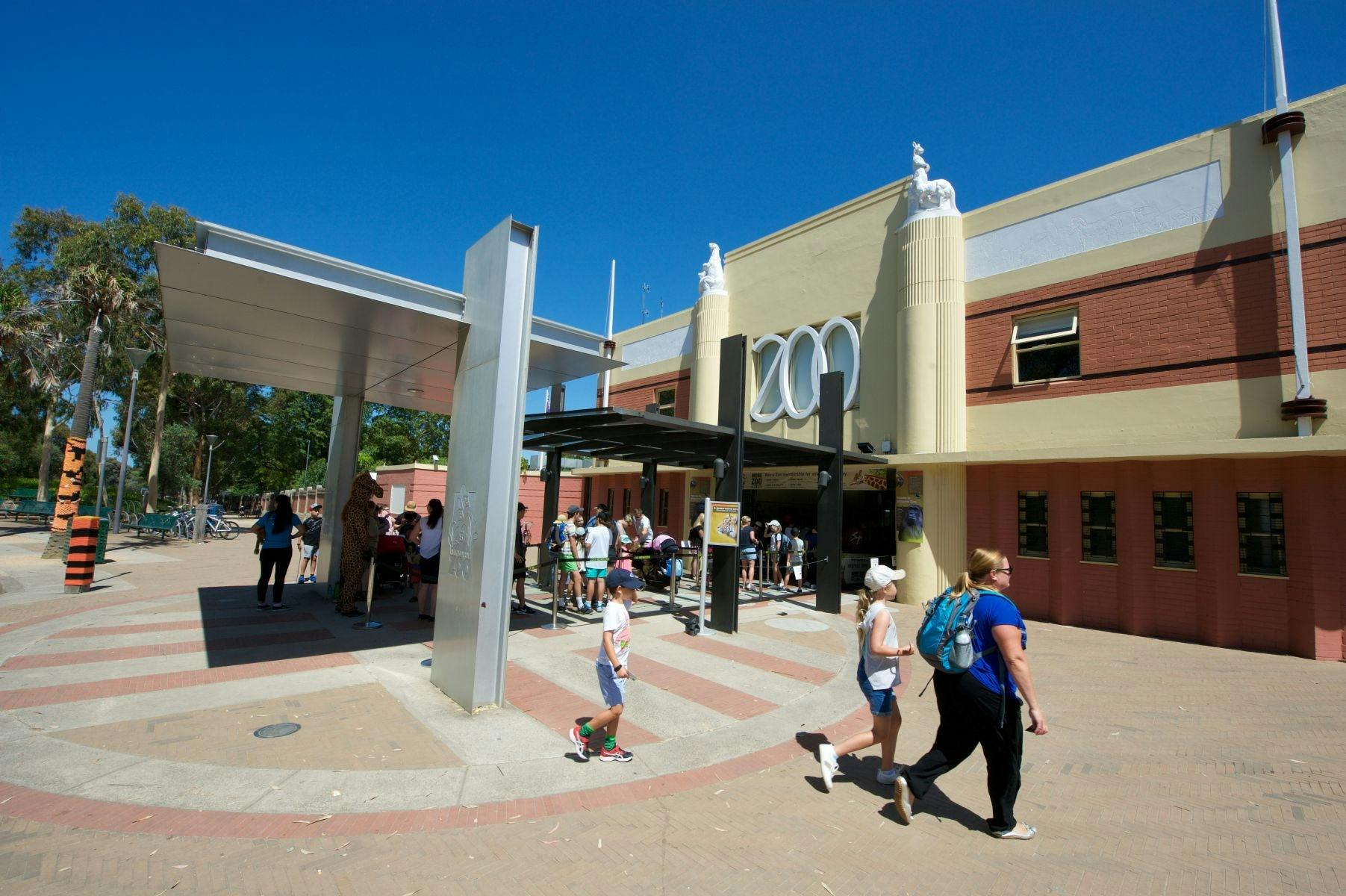 Crowds entering Melbourne Zoo