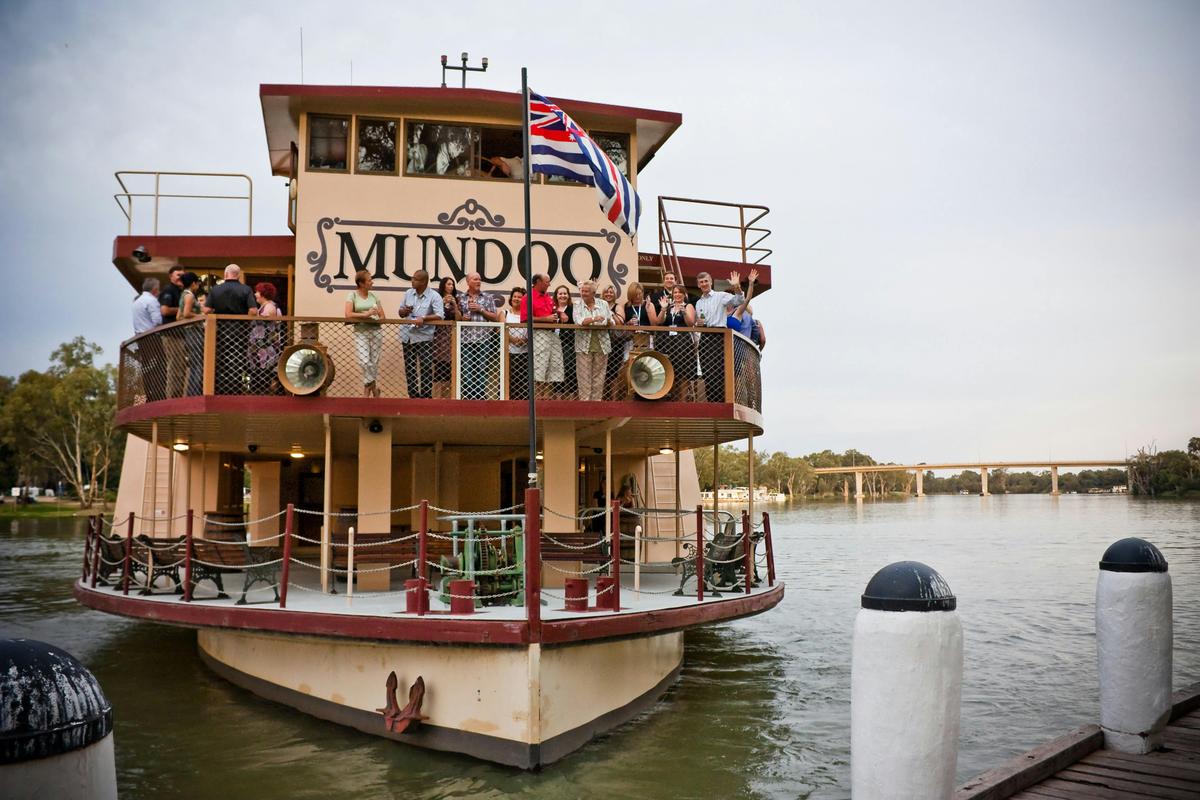 Paddle Boat Mundoo disembarking the wharf for an Evening Dinner Cruise.