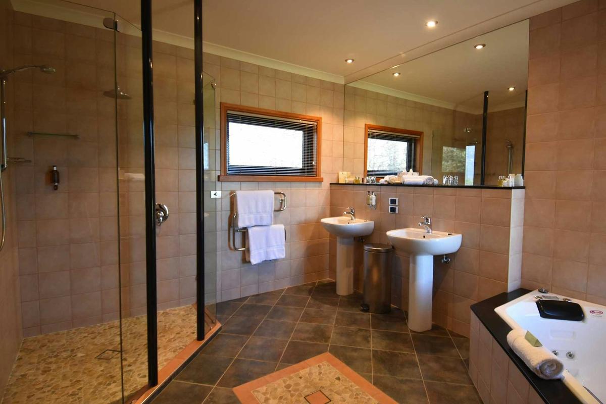 Meringa Springs Vill Bathroom